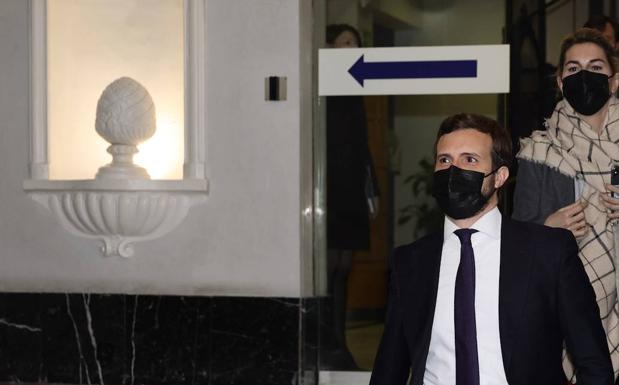 Casado, entre la espada de no decidir y la pared de irse