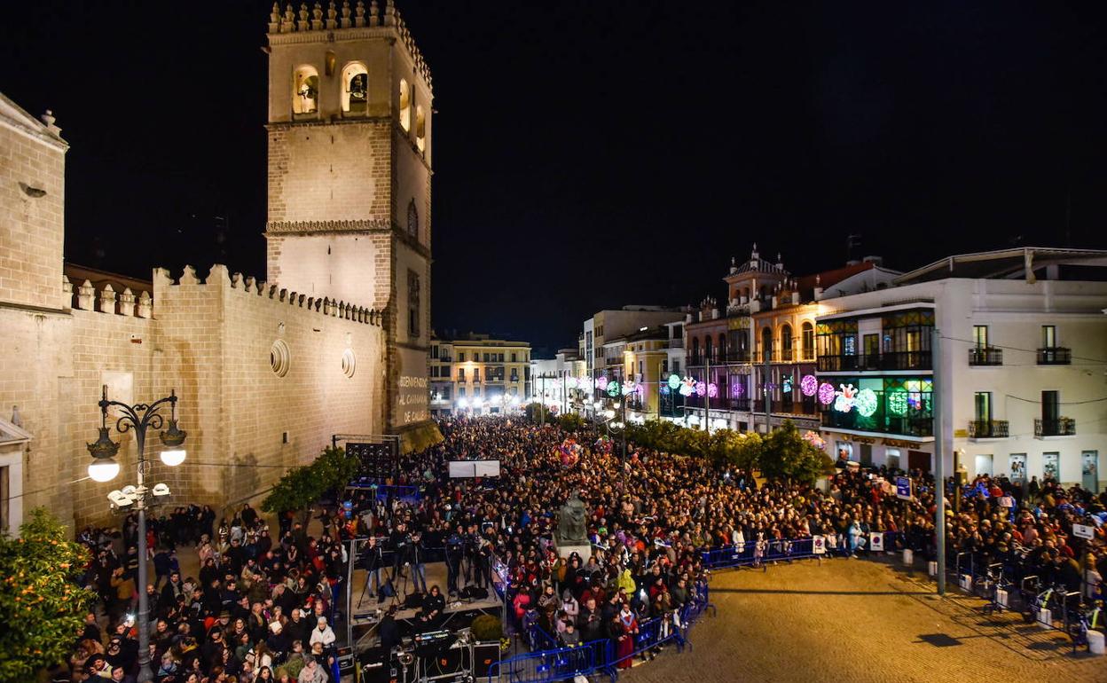 Imagen de archivo del ambiente de la Plaza de España durante el pregón del Carnaval de Badajoz. 