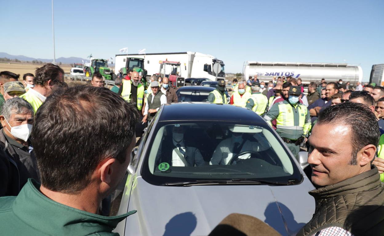 Vehículos con miembros del equipo de Sánchez, atrapados en la tractorada entre Miajadas y Don Benito. 