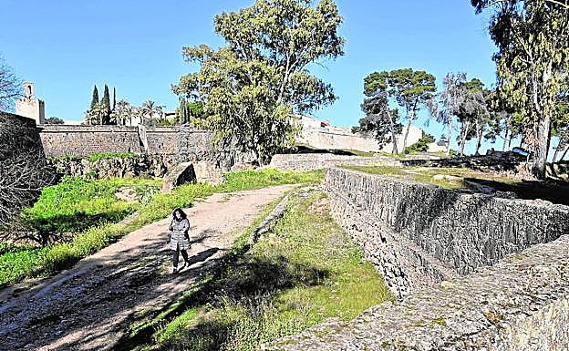 El camino cubierto que será rehabilitado en la Alcazaba. 