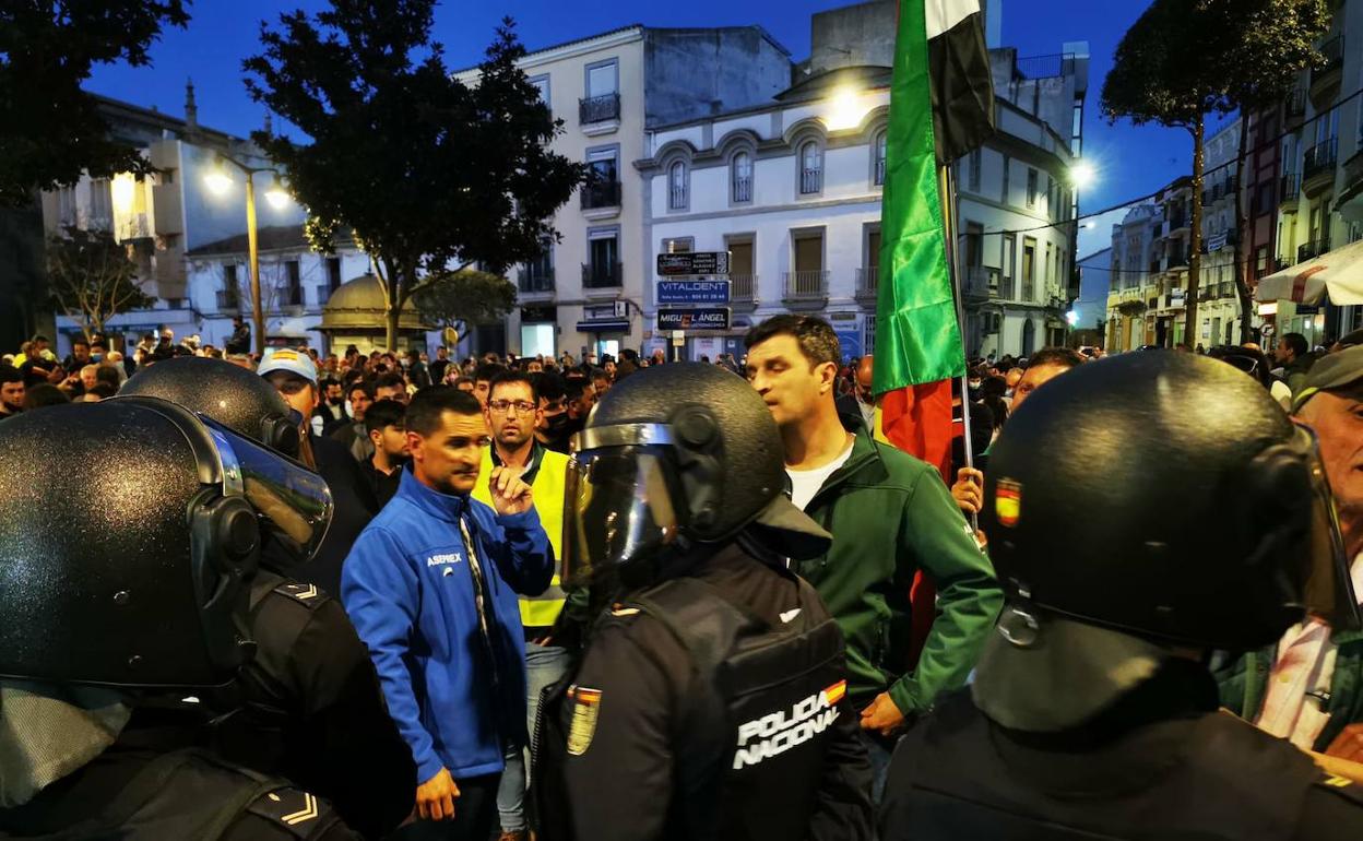 Agricultores protestando en la plaza de España de Don Benito a la llegada de Pedro Sánchez. 