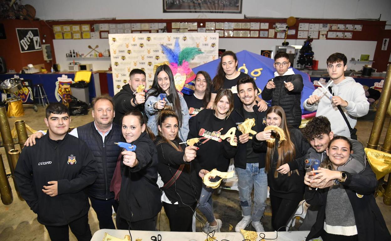 Los Desertores empuñan sus pistolas de silicona en su nave de El Nevero.