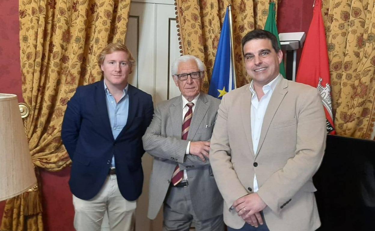 Los alcaldes de Badajoz, Elvas y Campomayor, en su reunión de este miércoles en Elvas. 