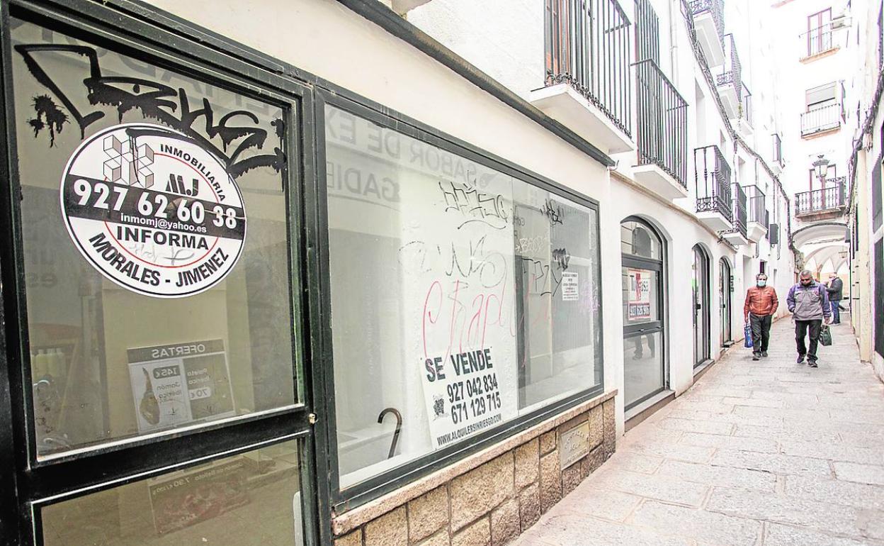 Una de las calles con varios locales vacíos es Paneras, en el entorno de Pintores y la Plaza Mayor. 