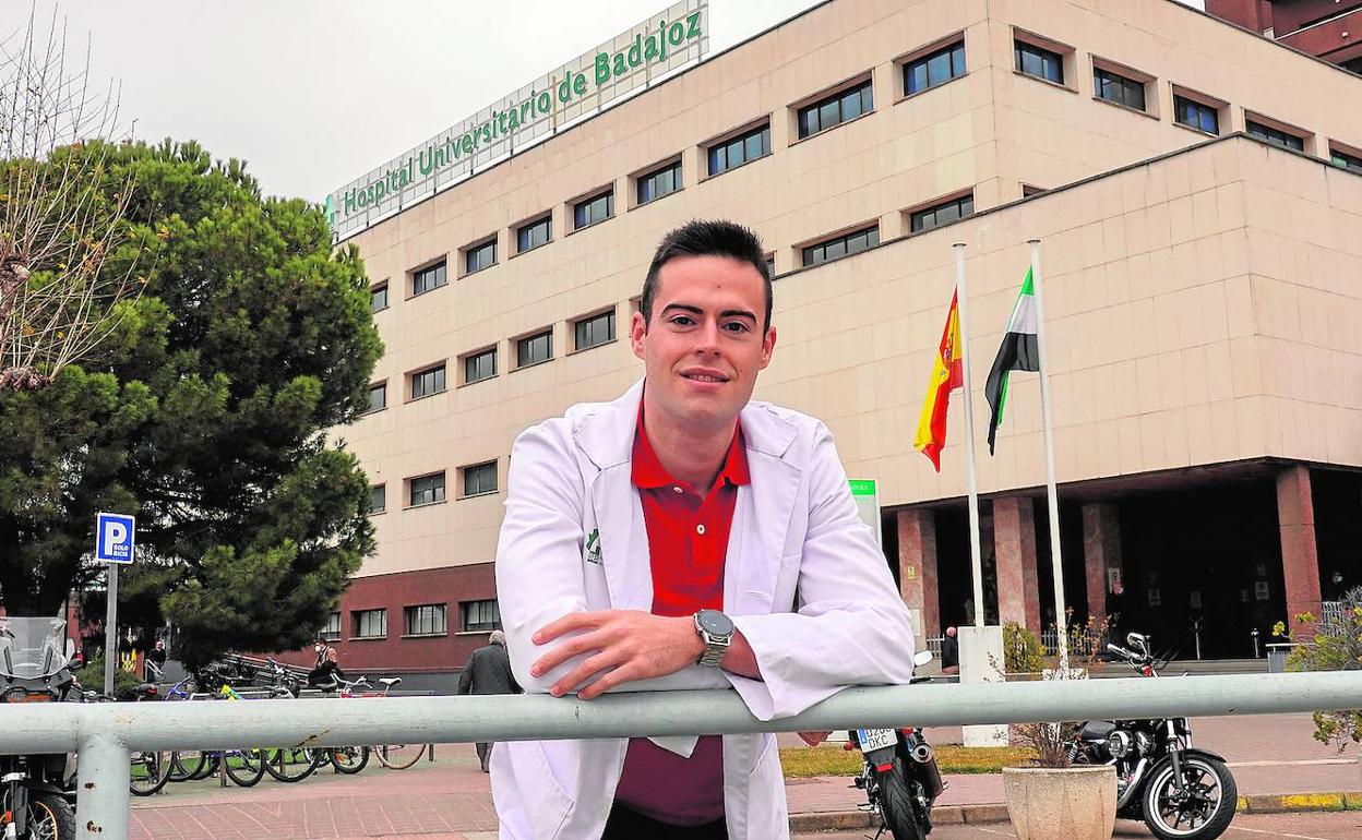 Jesús Flores, en la puerta del Hospital Universitario de Badajoz, donde quiere obtener plaza.