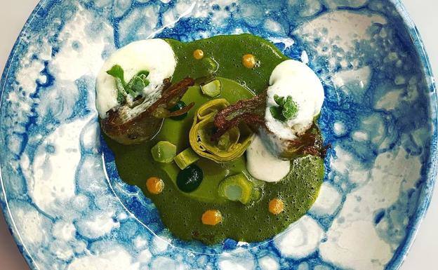 Alcachofas doradas en mantequilla de anchoas, leche de oveja y bearnesa de hierbas frescas. 