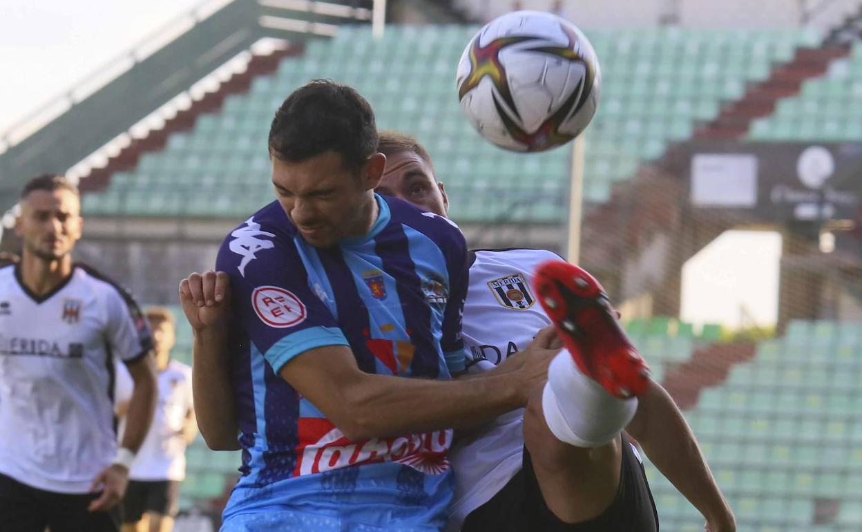 Juanjo Chavalés en un duelo con Álvaro Ramón en la primera vuelta en el Romano.
