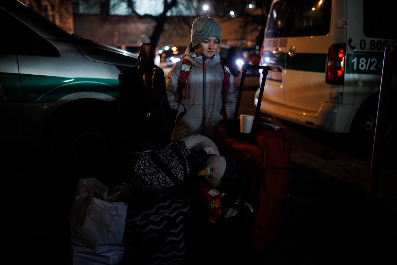 Un niño con sus maletas al intentar cruzar la frontera con Ucrania.