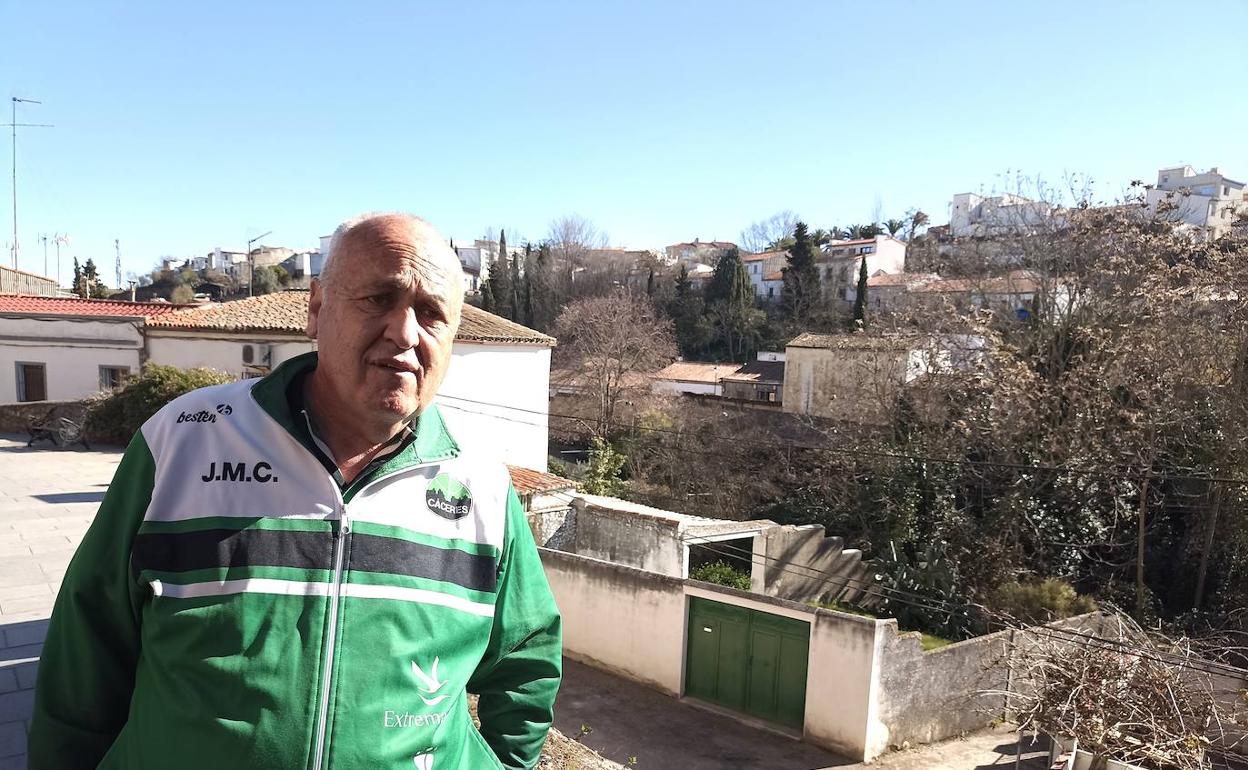 José Manuel Casares junto a la vieja casa de una planta en la que vive en la Ribera del Marco. 