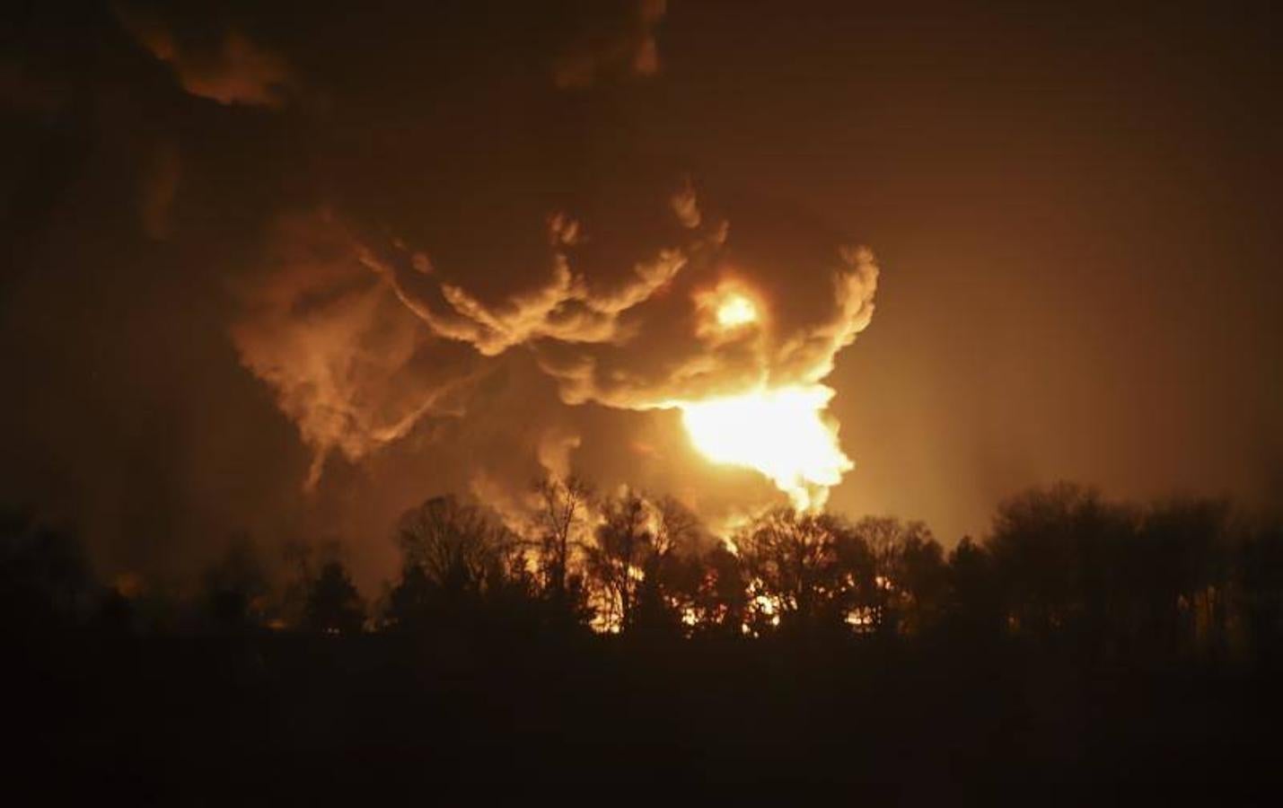 Un gran incendio en un depósito de almacenamiento de petróleo después de un ataque con misiles rusos.