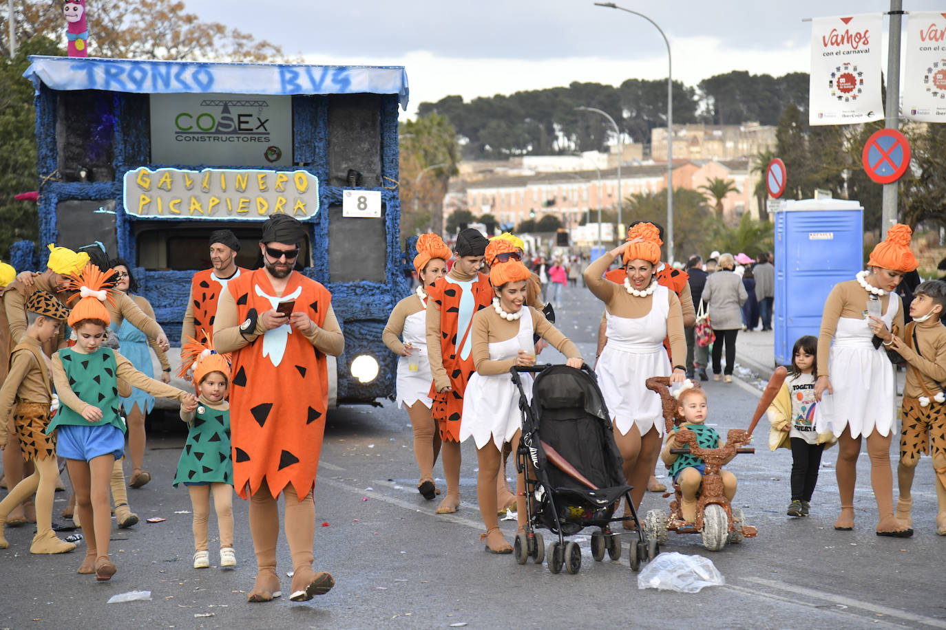 Fotos: Así vivieron el Carnaval de Badajoz los artefactos y grupos menores