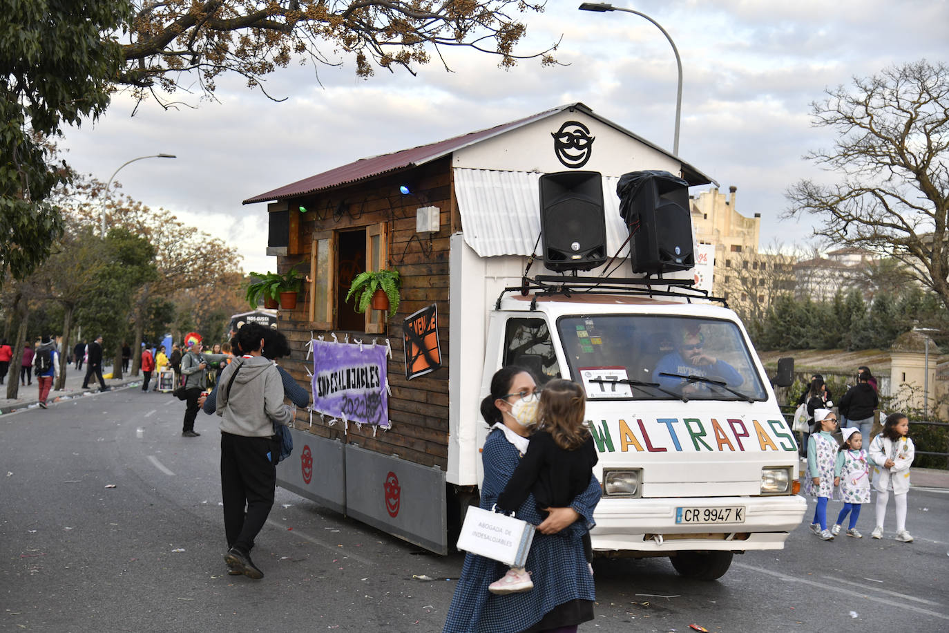 Fotos: Así vivieron el Carnaval de Badajoz los artefactos y grupos menores