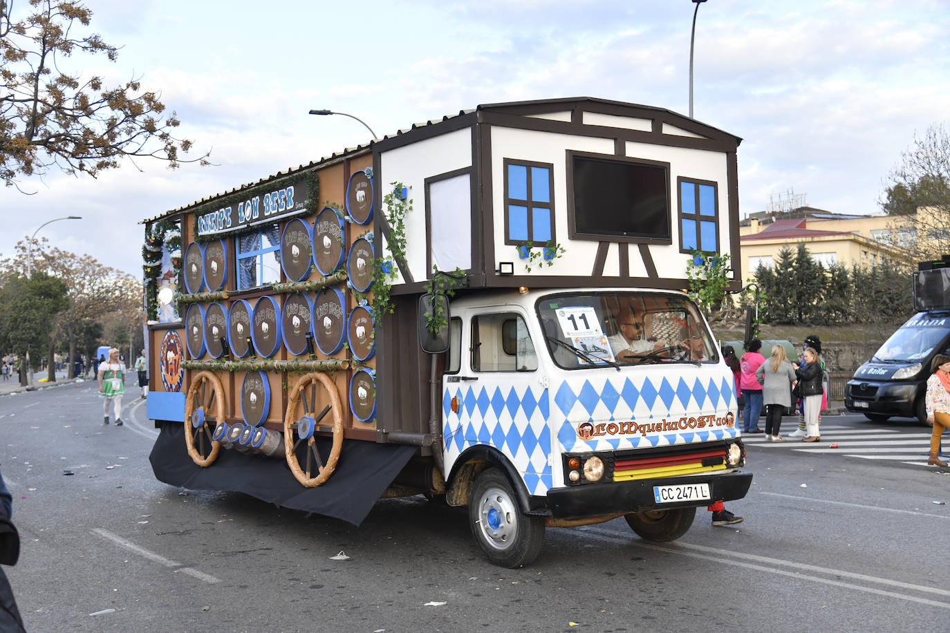 Fotos: Así vivieron el Carnaval de Badajoz los artefactos y grupos menores