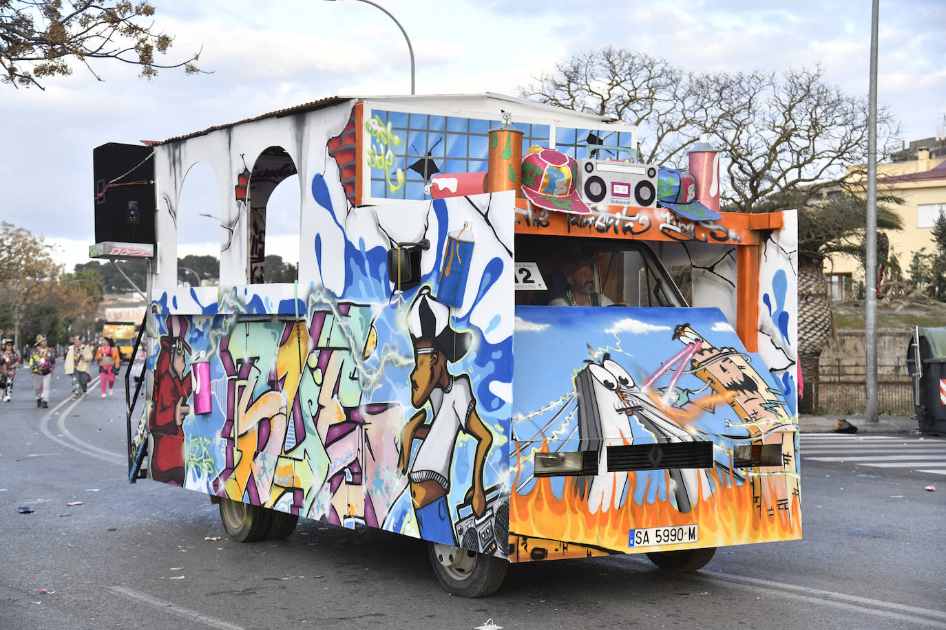 Fotos: Así vivieron el Carnaval de Badajoz los artefactos y grupos menores