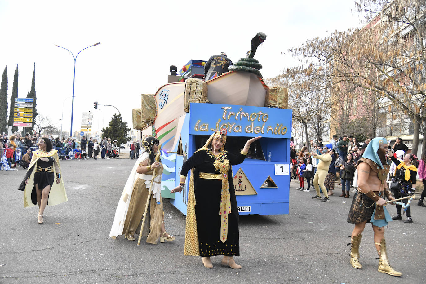 Fotos: Así vivieron el Carnaval de Badajoz los artefactos y grupos menores