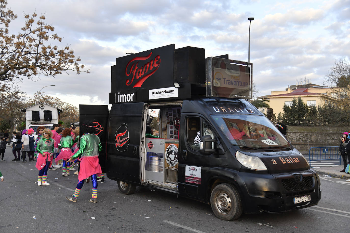 Fotos: Así vivieron el Carnaval de Badajoz los artefactos y grupos menores