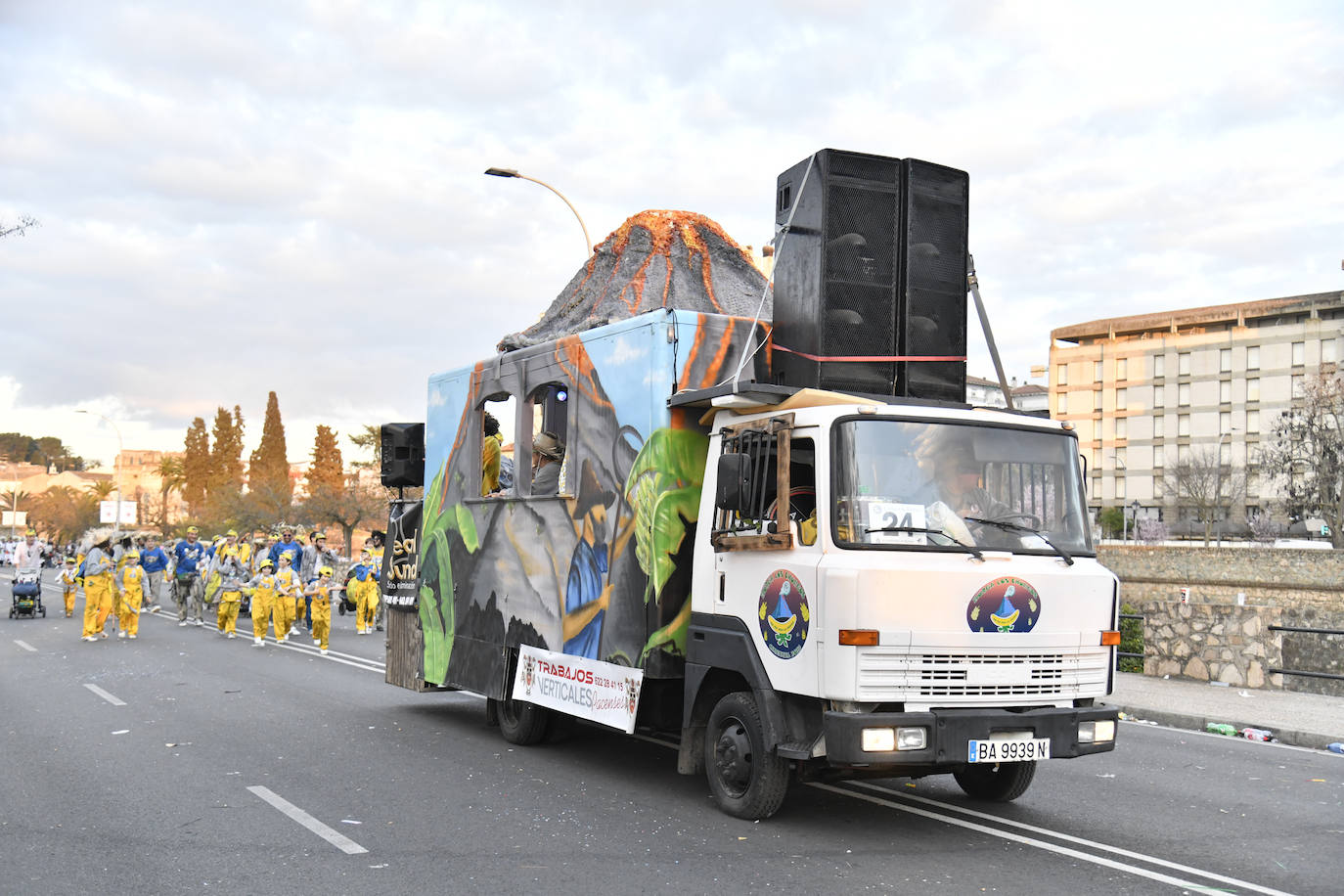 Fotos: Así vivieron el Carnaval de Badajoz los artefactos y grupos menores