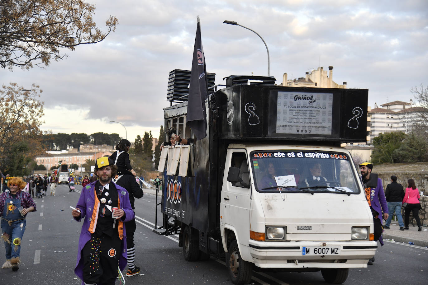 Fotos: Así vivieron el Carnaval de Badajoz los artefactos y grupos menores