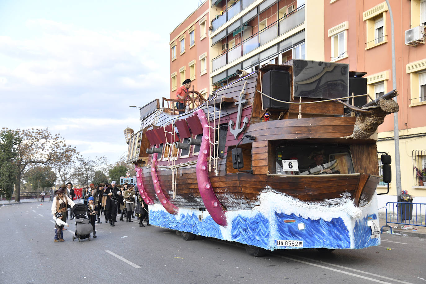 Fotos: Así vivieron el Carnaval de Badajoz los artefactos y grupos menores