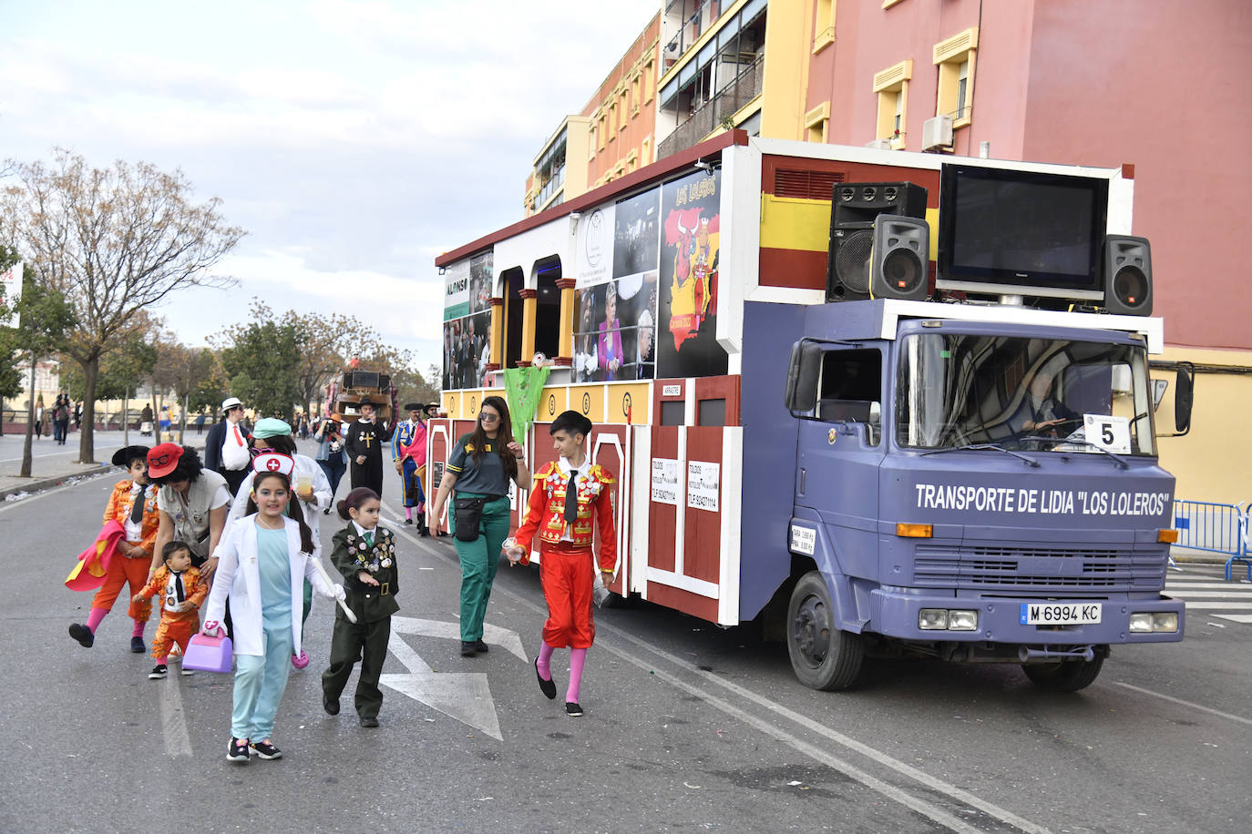 Fotos: Así vivieron el Carnaval de Badajoz los artefactos y grupos menores