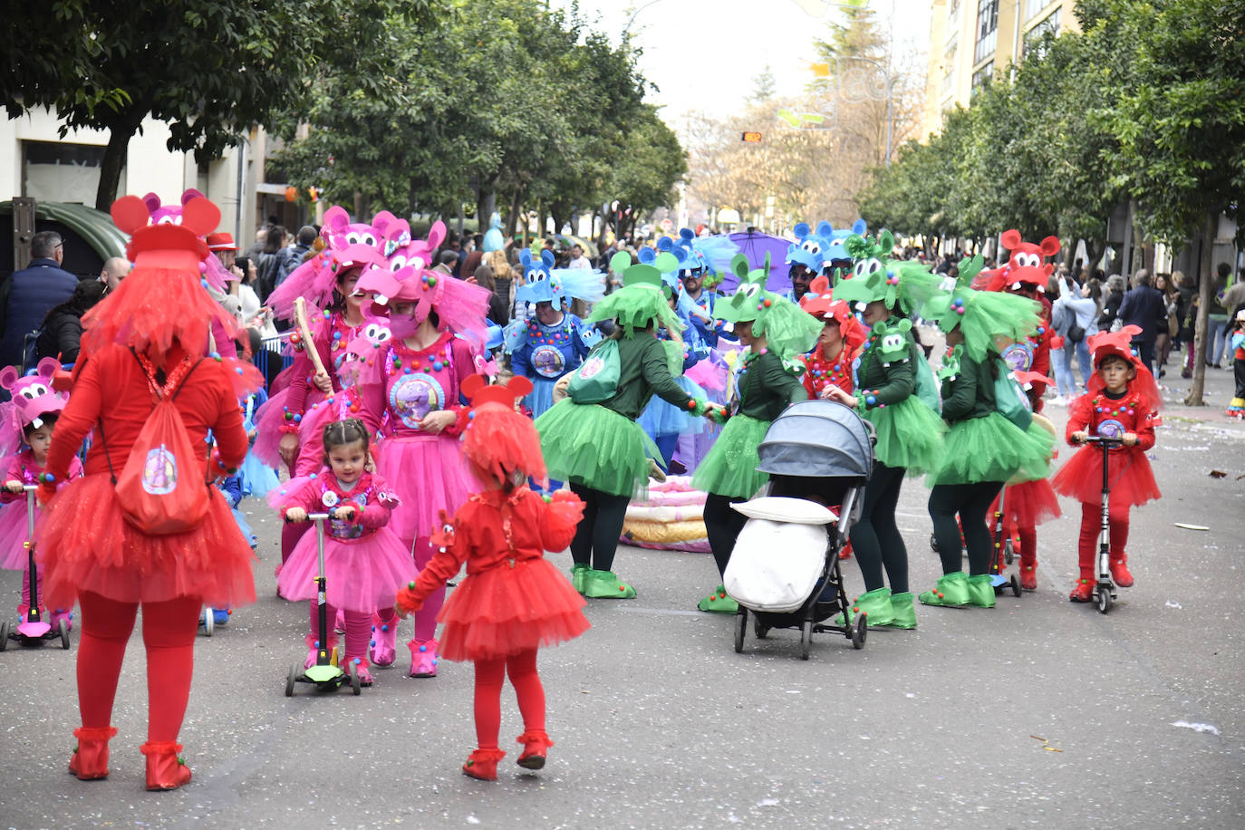 Fotos: Así vivieron el Carnaval de Badajoz los artefactos y grupos menores