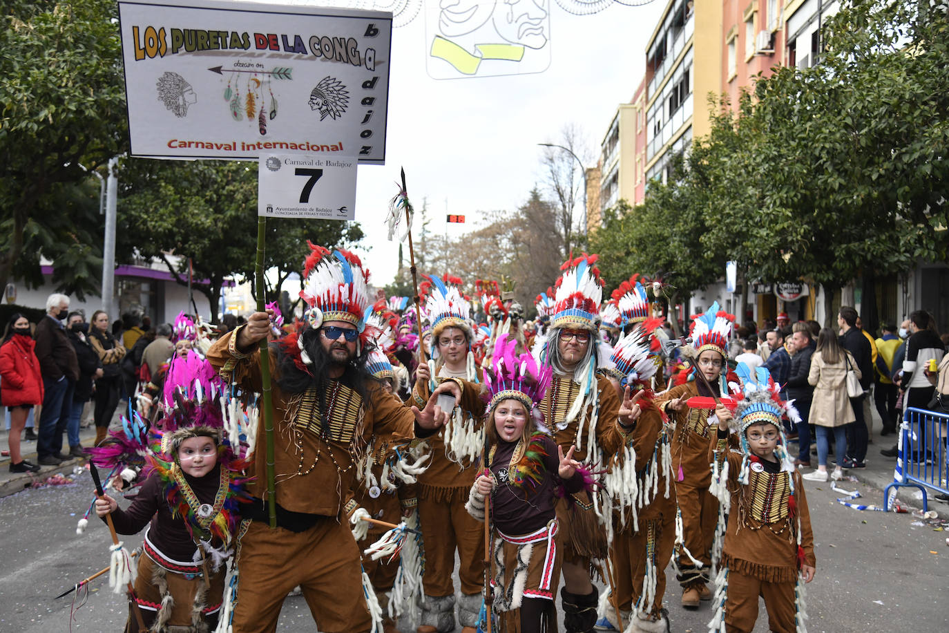 Fotos: Así vivieron el Carnaval de Badajoz los artefactos y grupos menores