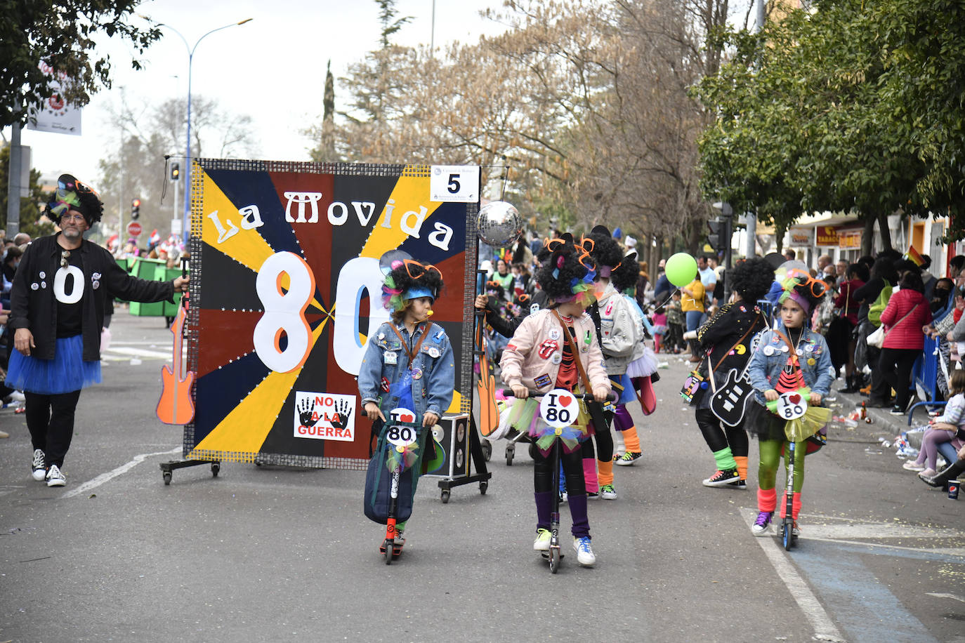 Fotos: Así vivieron el Carnaval de Badajoz los artefactos y grupos menores