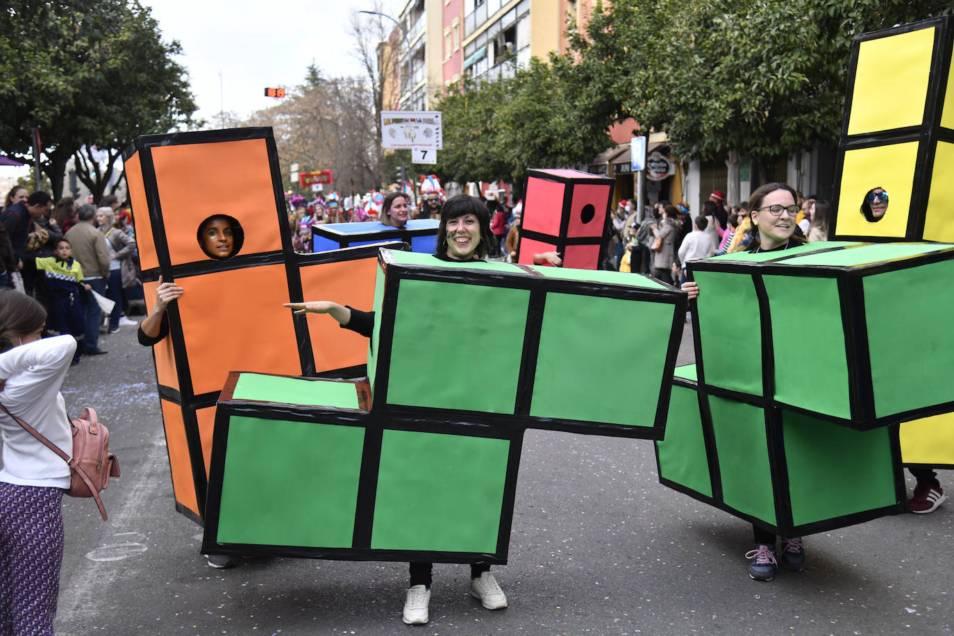 Fotos: Así vivieron el Carnaval de Badajoz los artefactos y grupos menores