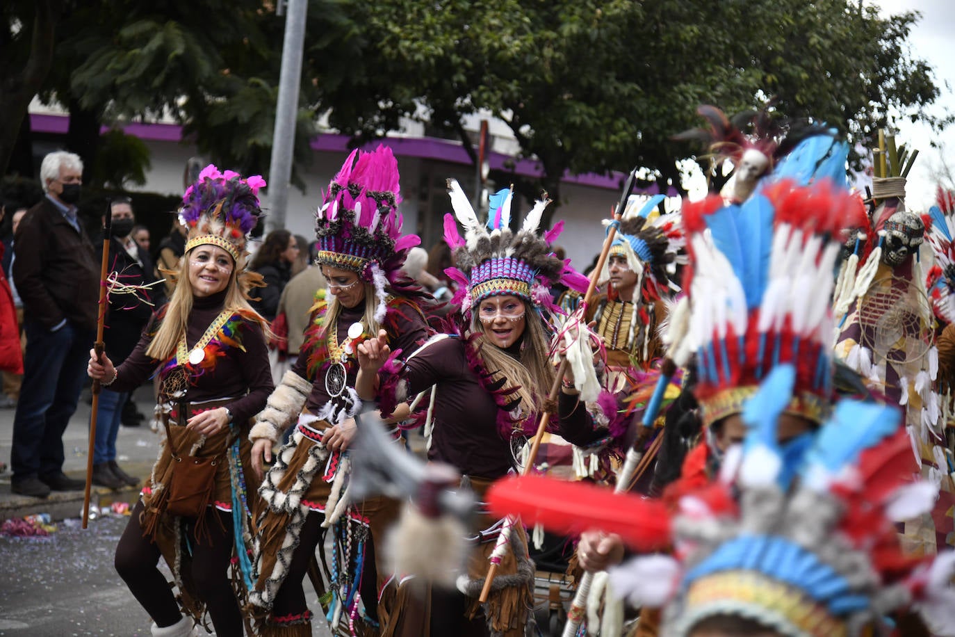 Fotos: Así vivieron el Carnaval de Badajoz los artefactos y grupos menores