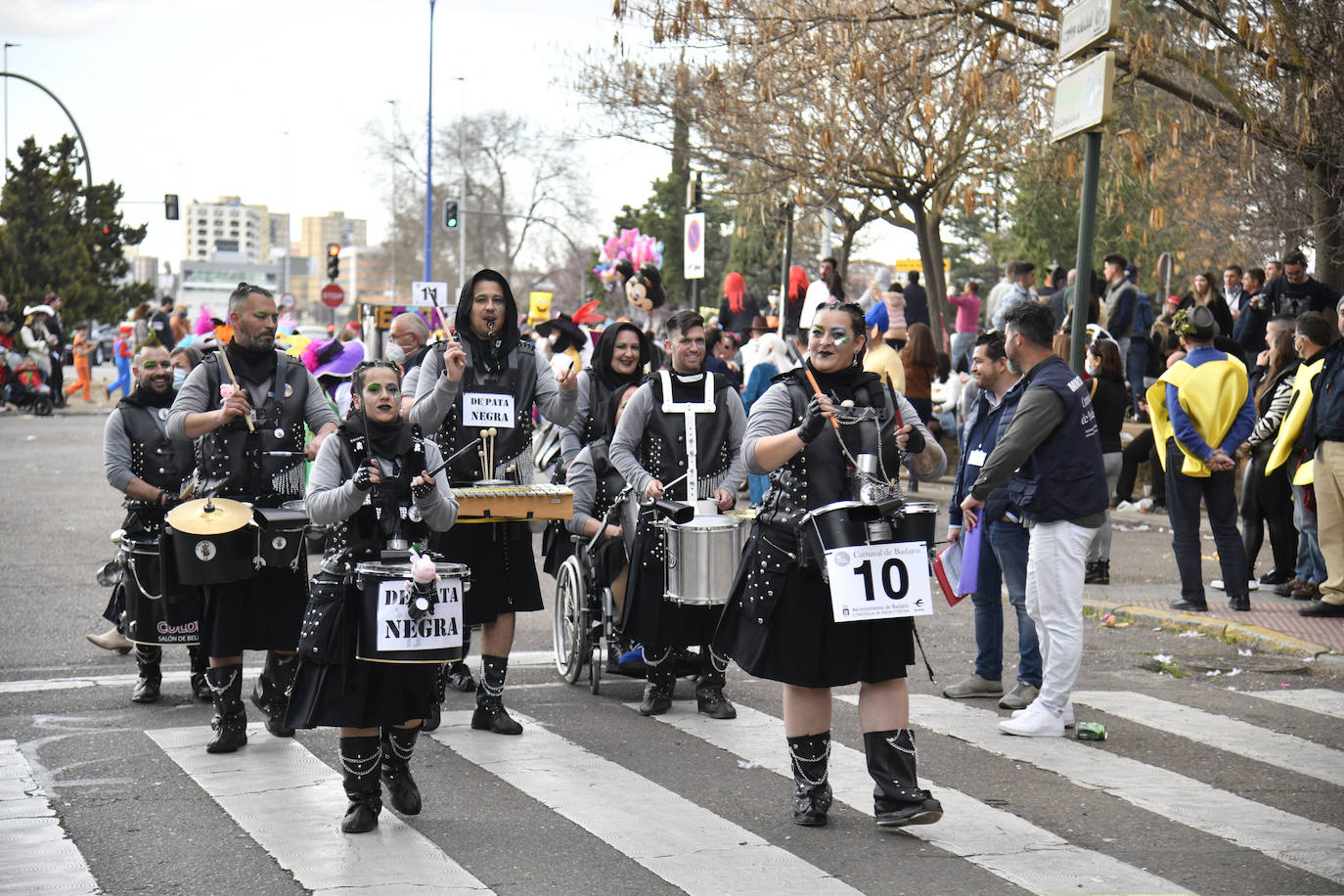 Fotos: Así vivieron el Carnaval de Badajoz los artefactos y grupos menores