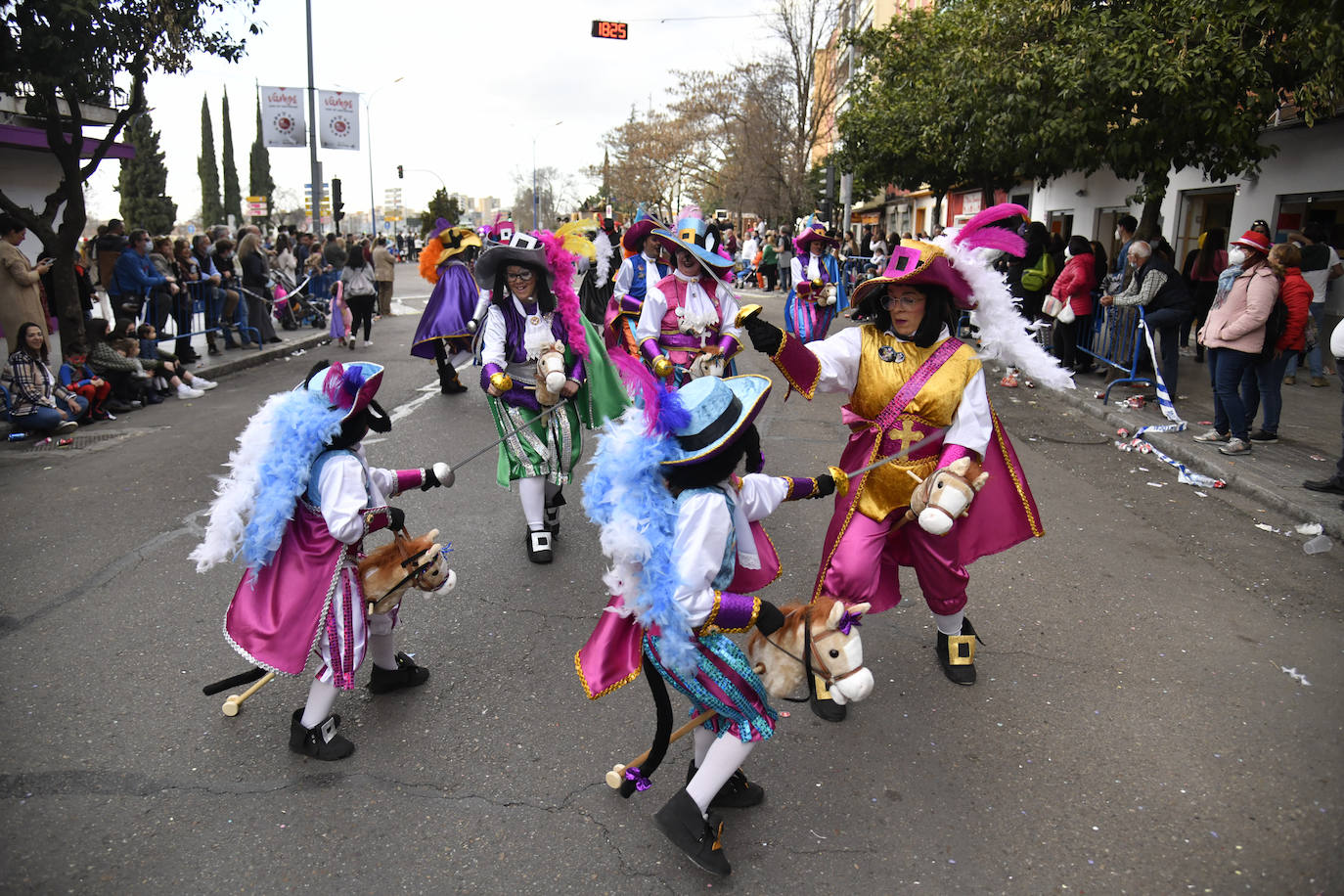 Fotos: Así vivieron el Carnaval de Badajoz los artefactos y grupos menores