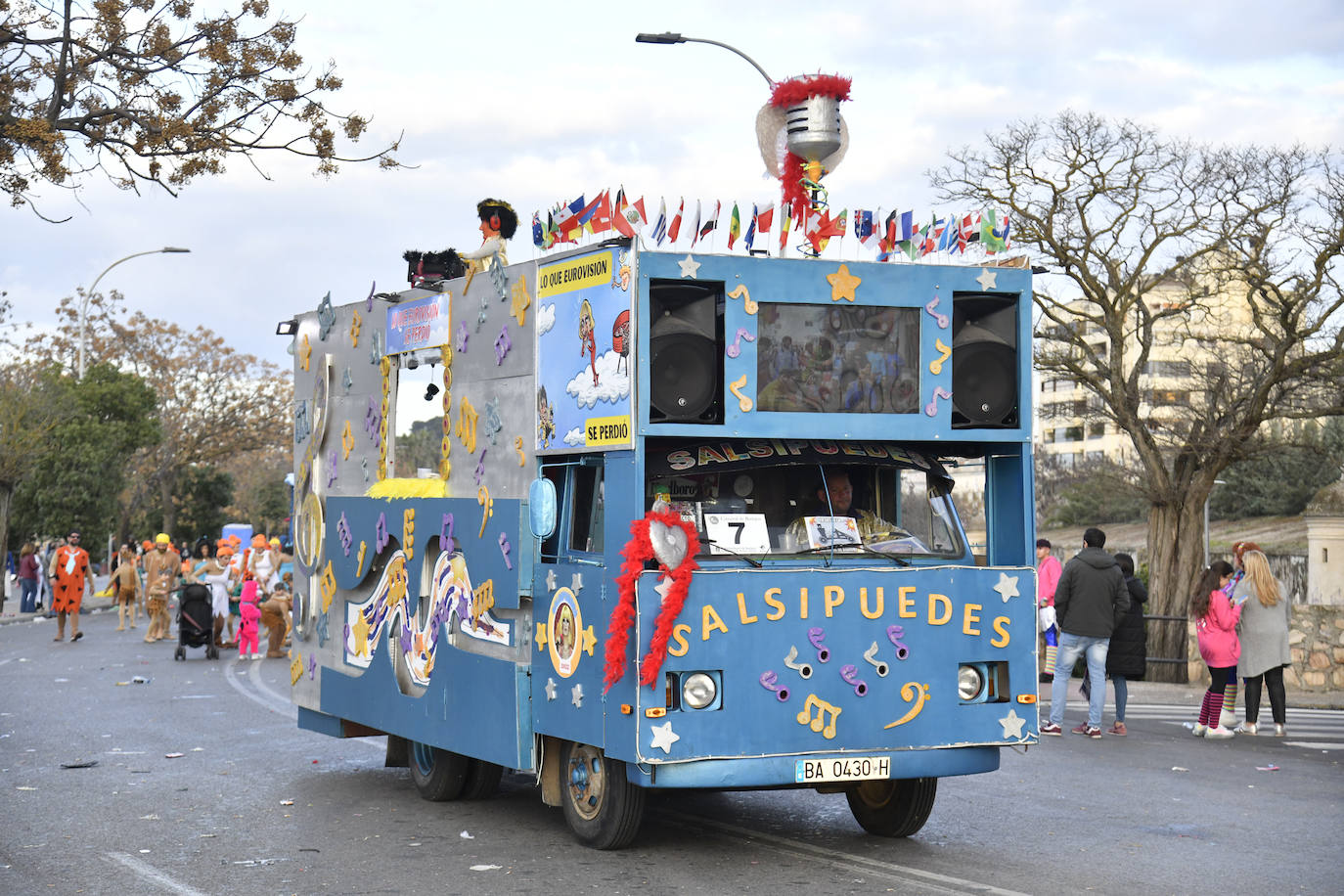 Fotos: Así vivieron el Carnaval de Badajoz los artefactos y grupos menores