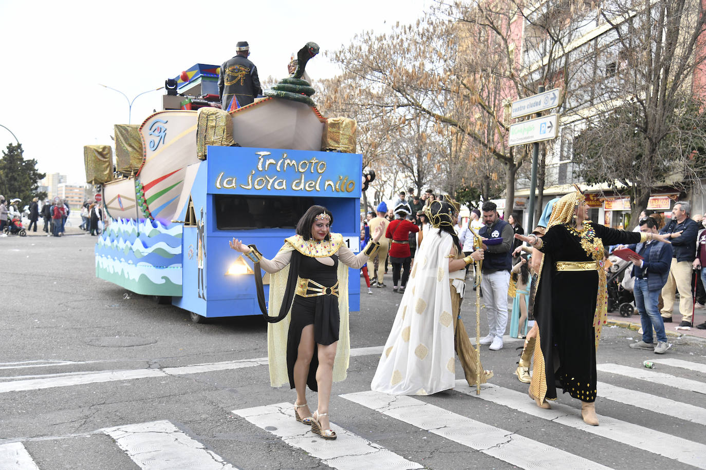 Fotos: Así vivieron el Carnaval de Badajoz los artefactos y grupos menores