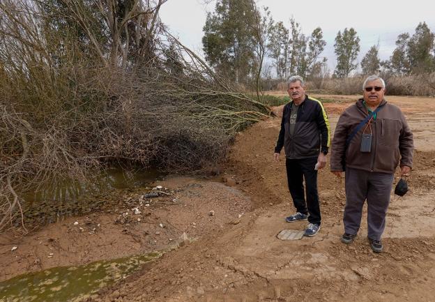 José Manuel Rodríguez y Juan Fernando Delgado señalan vertidos de plásticos en el río. 