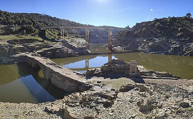 Puentes de Tamuja y Alkmonte con la hornacina del siglo XVI. 