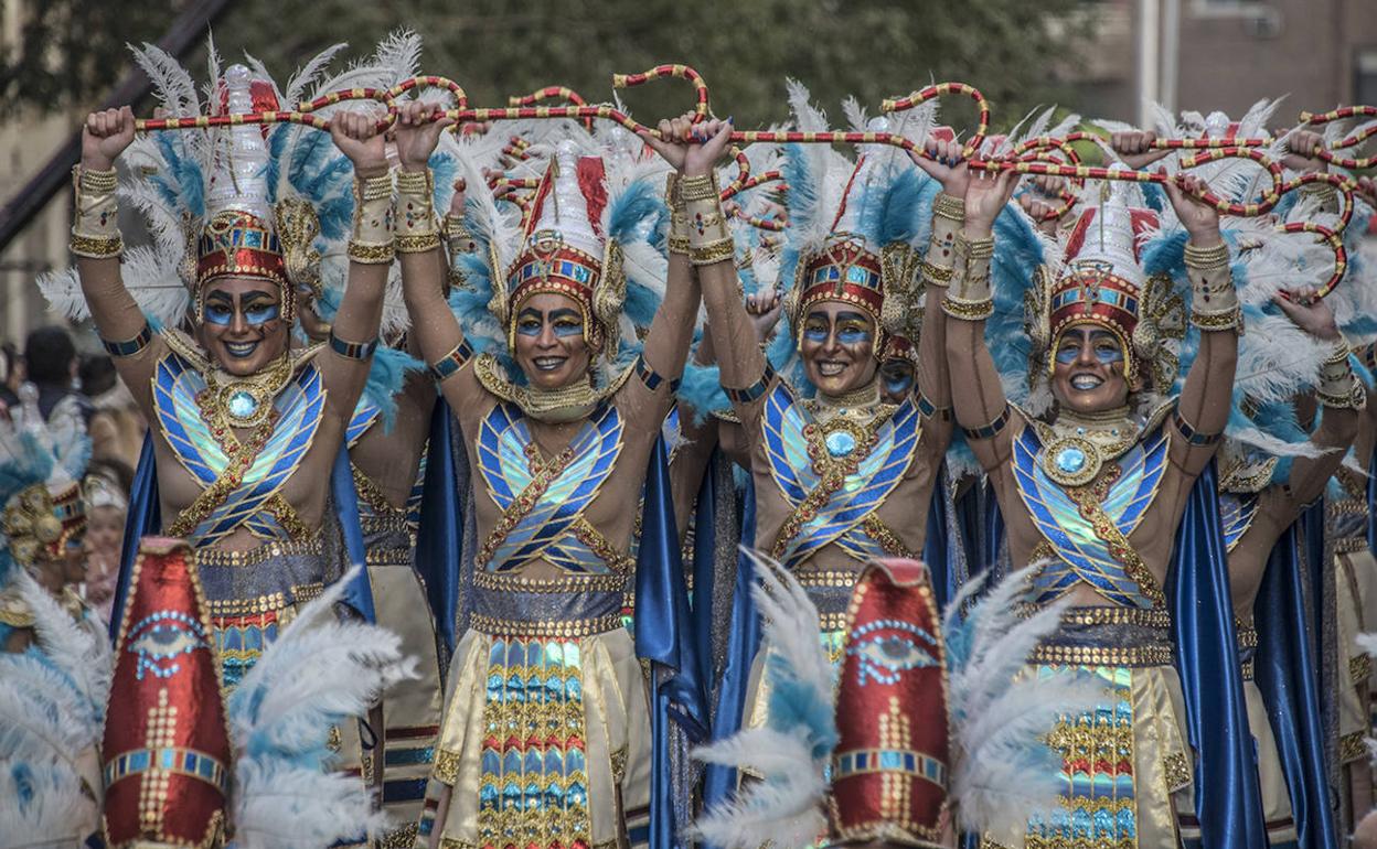 Los Lingotes durante el desfile de este domingo en Badajoz. 