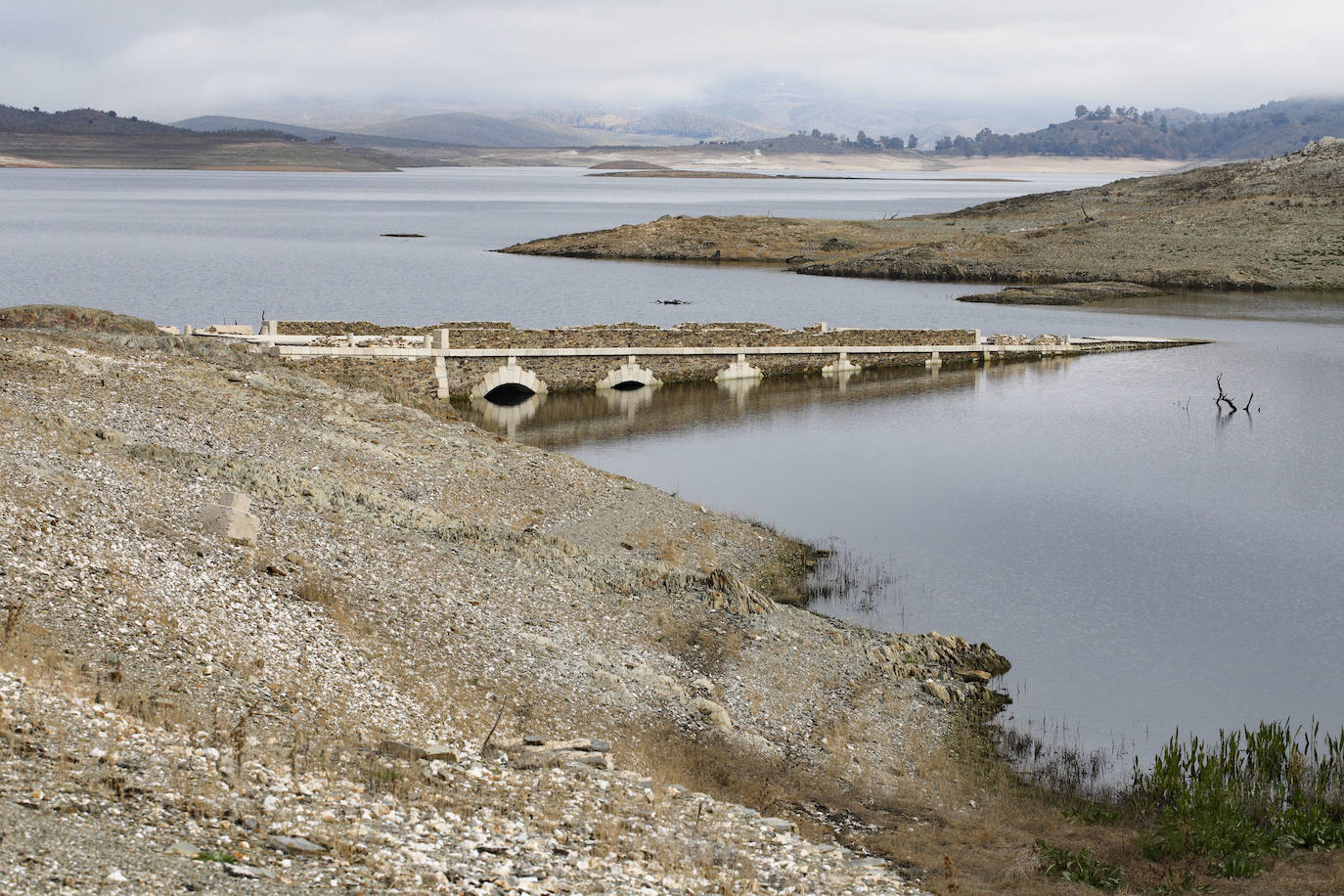 Embalse de Alcántara. Puente de la antigua carretera de Garrovillas de Alconétar, que ahora se deja ver