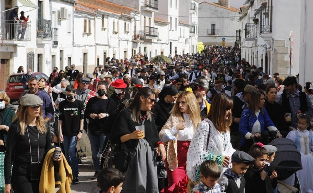 Imagen del multitudinario desfile por las calles de la localidad. 