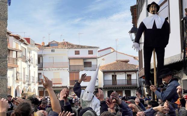 La figura del Peropalo y el vecino que interpreta el papel protagonista de la fiesta coinciden en la plaza. 