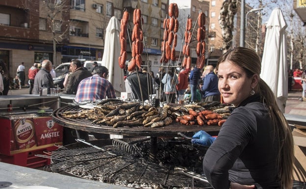 Una barbacoa con chorizos, pinchitos y sardinas.