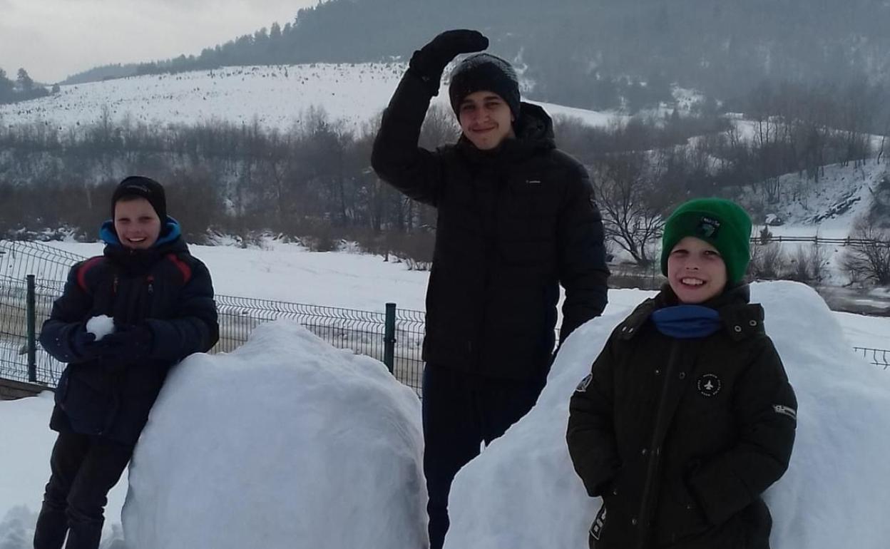 Maryan, la pasada Navidad en Ucrania con sus dos sobrinos, los hijos de Oksana. 