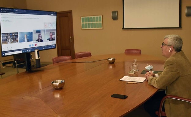 La mesa redonda virtual fue conducida desde la sede de HOY por Luis Expósito. 