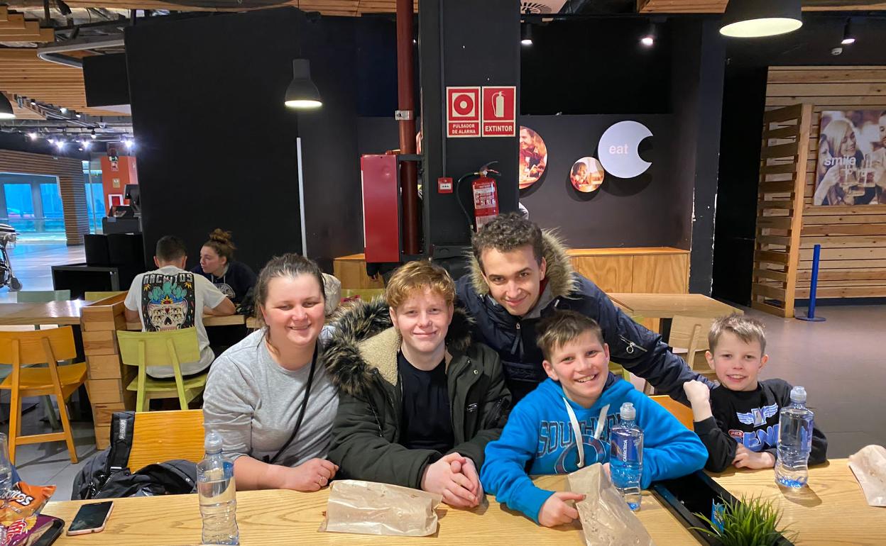 Maryan, con sus hermanos y sobrinos en el aeropuerto de Madrid esta tarde. 