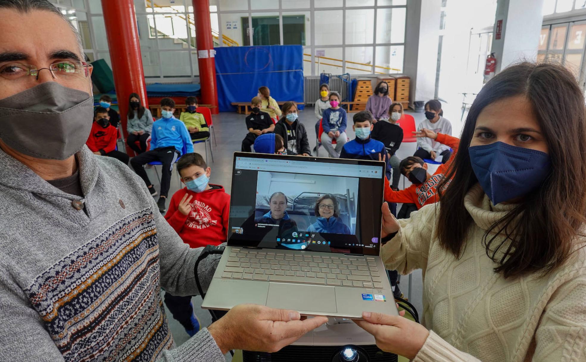 Videollamada ayer de los alumnos del colegio Lope de Vega con la Antártida. 
