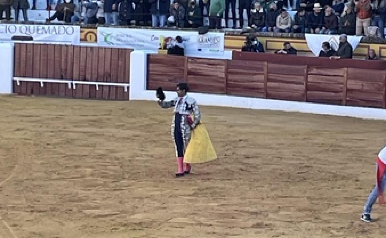 Palmas para Alejandro Adame con el primero, al que mató de pinchazo y estocada.