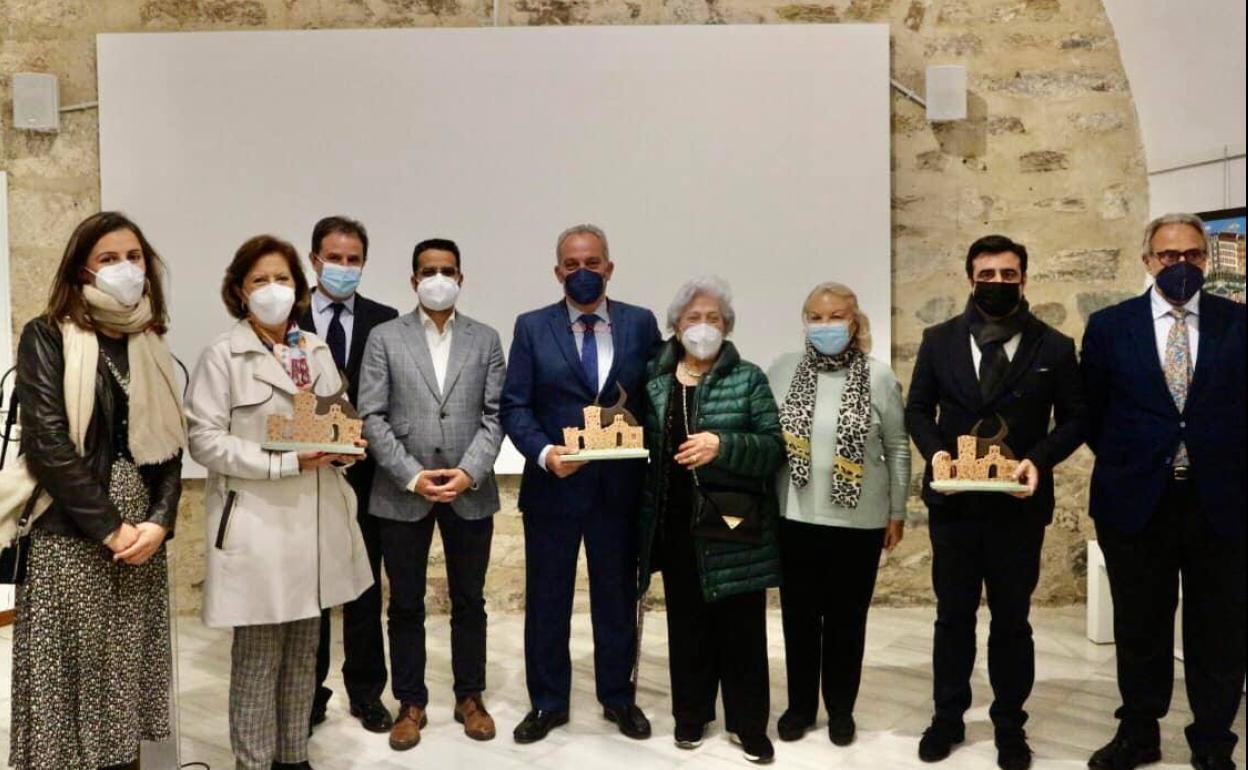 El alcalde de Olivenza, Manuel J. González Andrade, junto a familiares de los ganaderos fallecidos