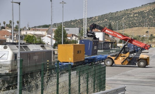 Carga de un tren en la plataforma logística de Elvas en 2020. 