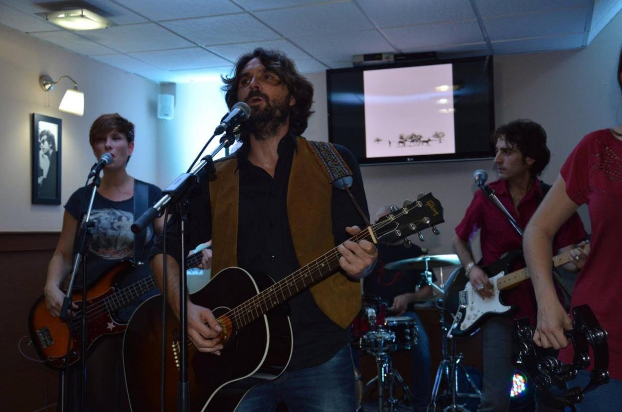 Jay Martín, en primer plano, en plena actuación. 