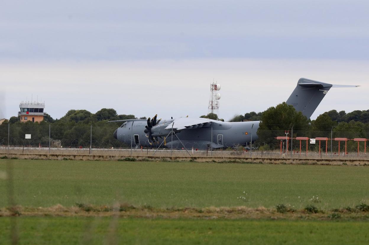 Uno de los dos aviones españoles despega de la base aérea de Las Llanos el viernes con el primer envío de armamento a Ucrania. 