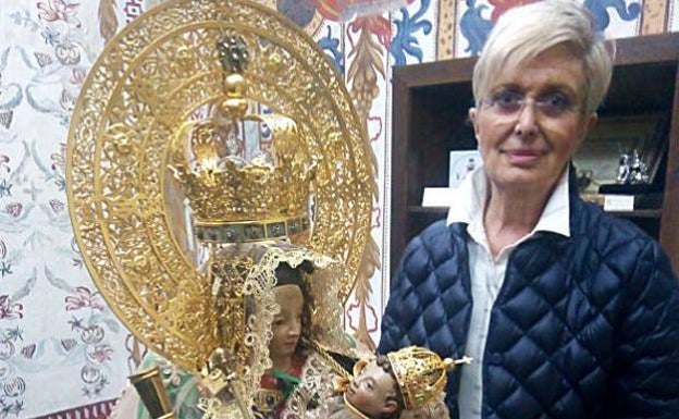 Marisa Antequera, junto a la patrona, en una imagen de archivo. 